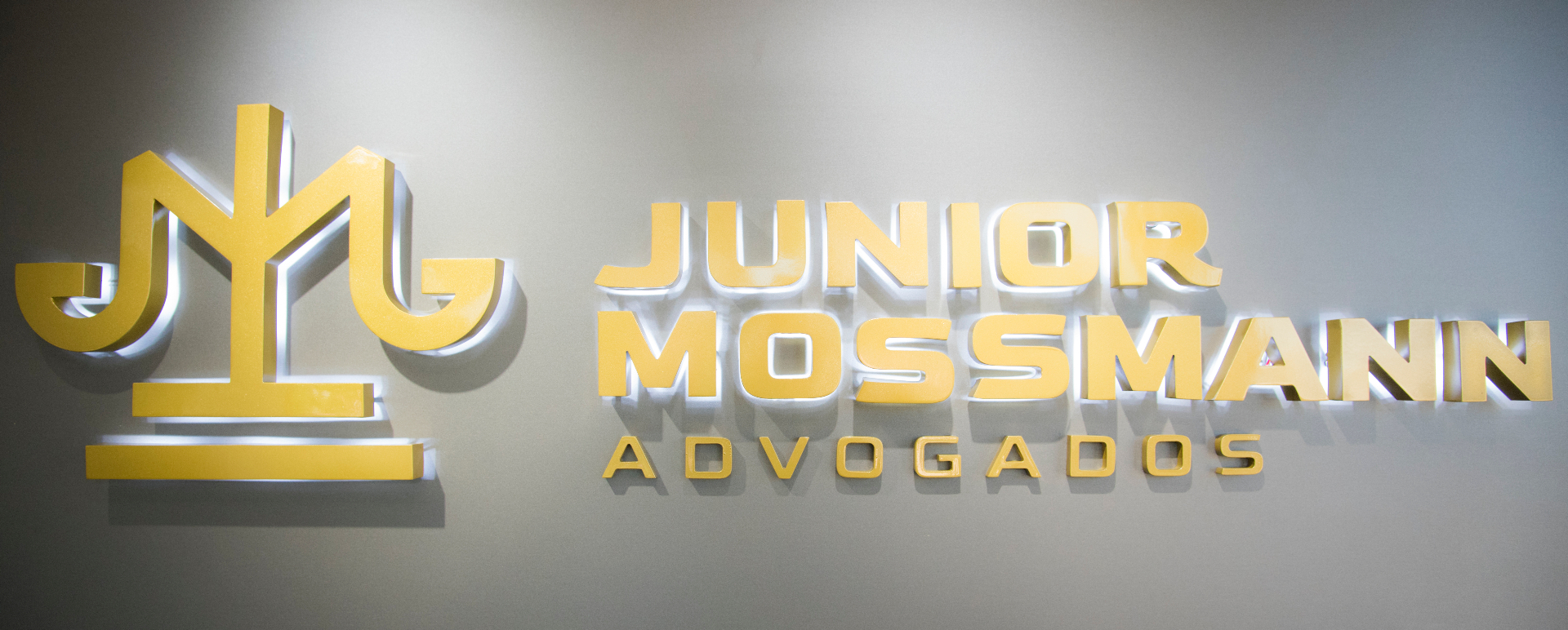 Logomarca Junior Mossmann Advogados na sede do escritório